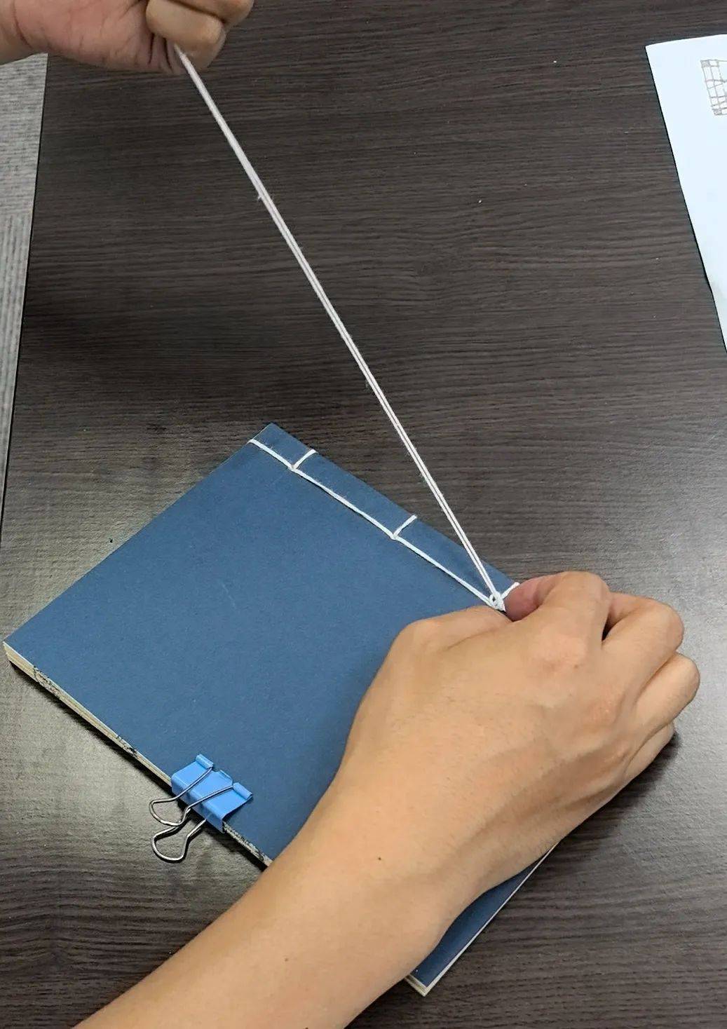 跟着古籍学装订:四眼线装,带你领略非遗千年技艺之美