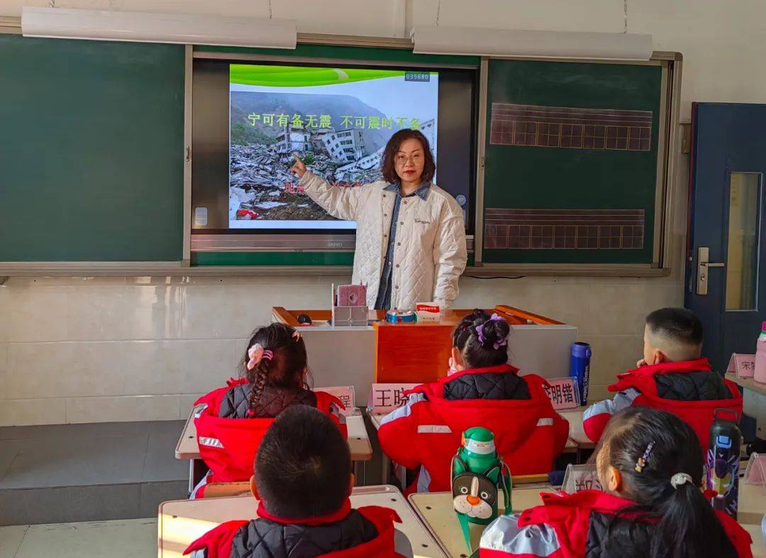 河东小学开展防震应急疏散演练