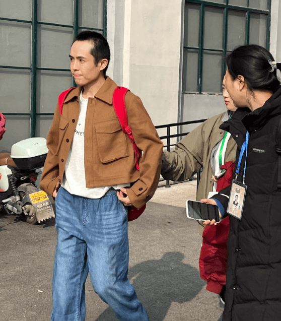 演员王星录制综艺《无限超越班3》,路透中可见王星还是寸头, 女友陪同录制_网友_演技_风波