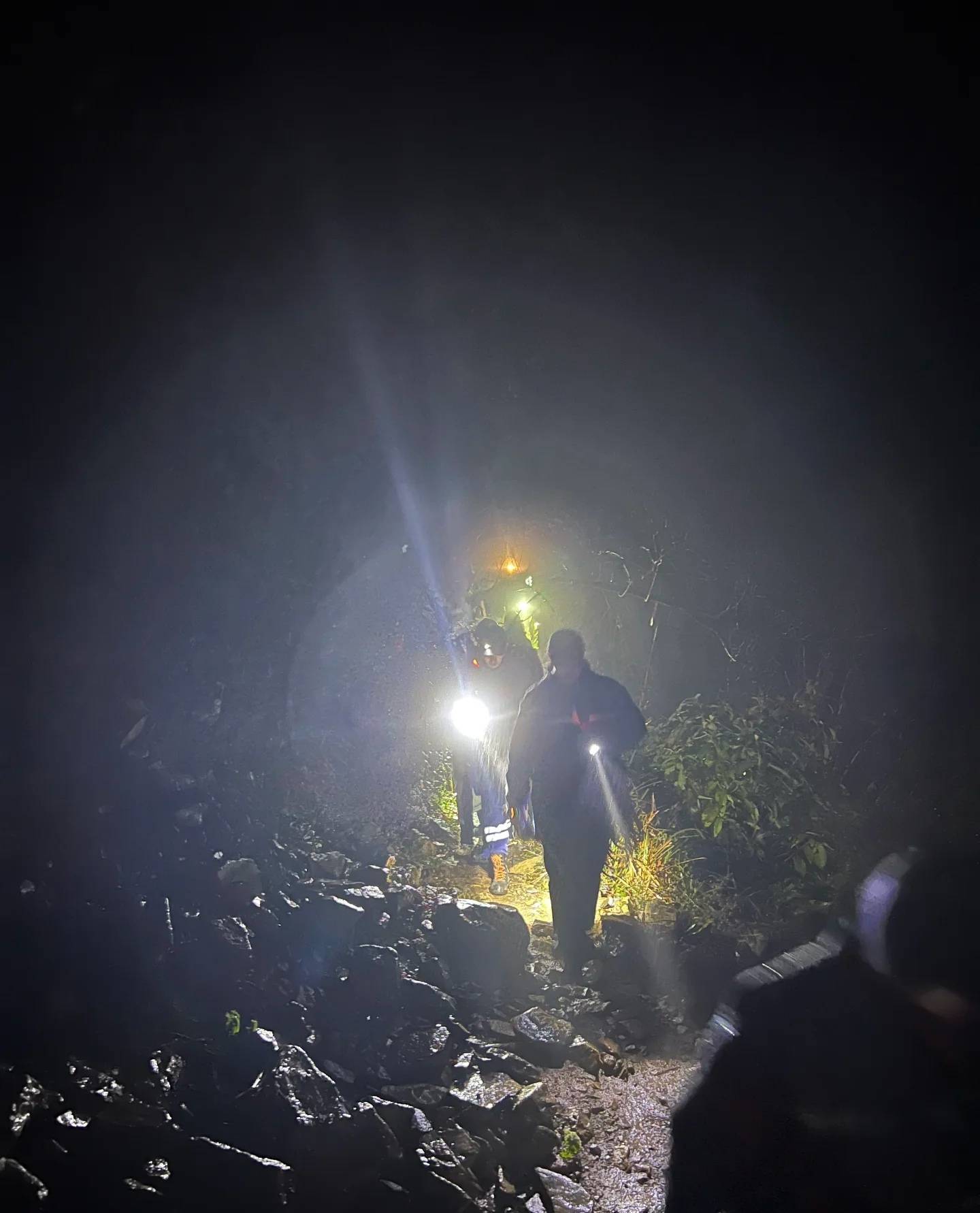 福建莆田斗湖2游客夜间滑落山坳被困,救援人员:他们不熟悉路况又赶着
