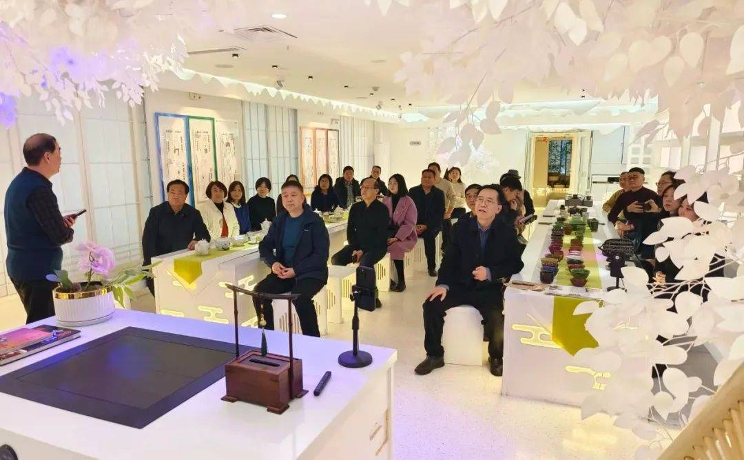 邯郸磁州窑学雷竞技raybet官网会举办现代磁州窑茶器欣赏活动(图1)