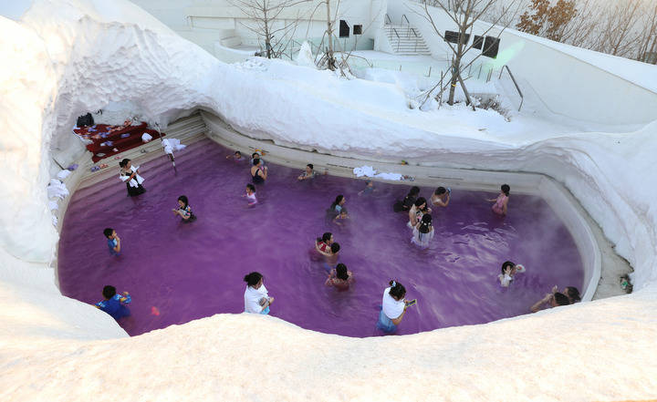 冰雪温泉“冷热碰撞” 外国人来华开启新体验_游客_东北_景区