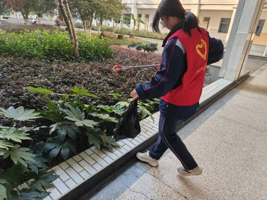 学习雷锋星空体育APP好榜样传递青春正能量桐庐学子在行动