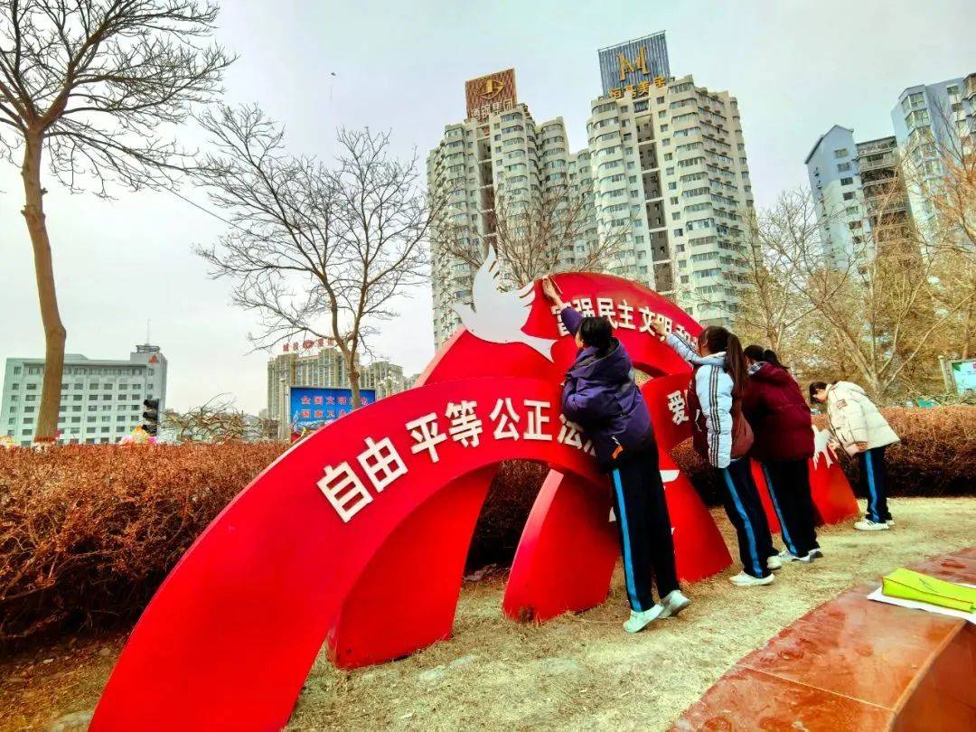 学校开展学雷锋活动_学雷锋志愿服务活动_弘扬雷锋精神主题班会