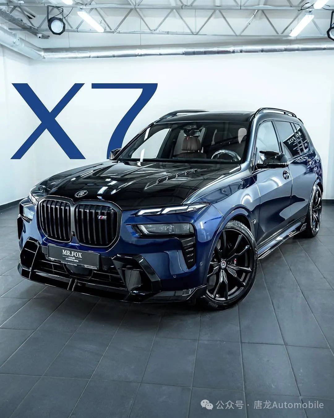 这辆宝马x7的前期形象它原本是一身银装搭载的是原厂五辐双叉轮毂
