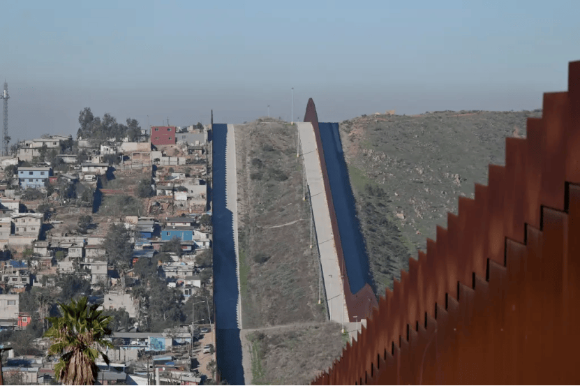 停了四年的"美墨边境墙"又要修了,一看傻眼,材料都被偷偷卖了!