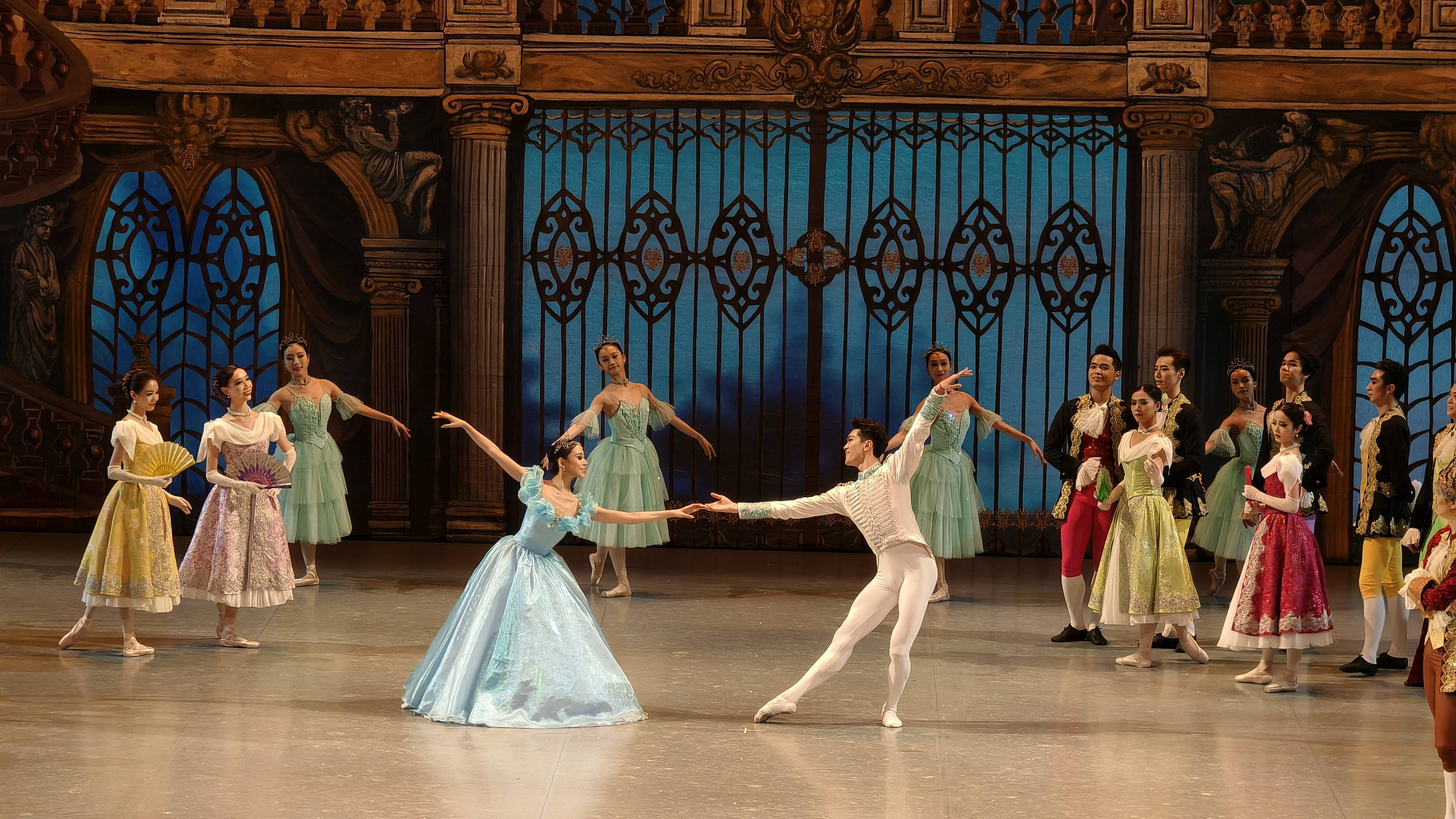 舞韵展芳华 世界经典《灰姑娘》绽放丁香剧场