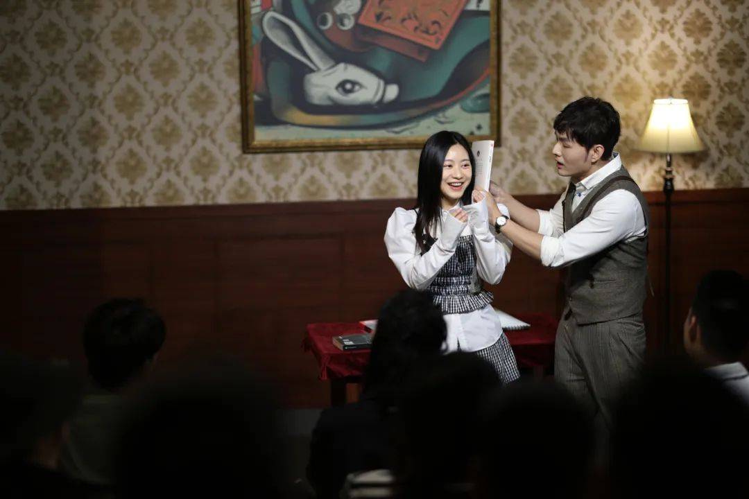 魔术脱口秀《男巫客厅》演出现场姜琼表示：“我们始终致力于探索如何使