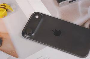 iPhone 17 Air机模上手：史上最薄苹果手机