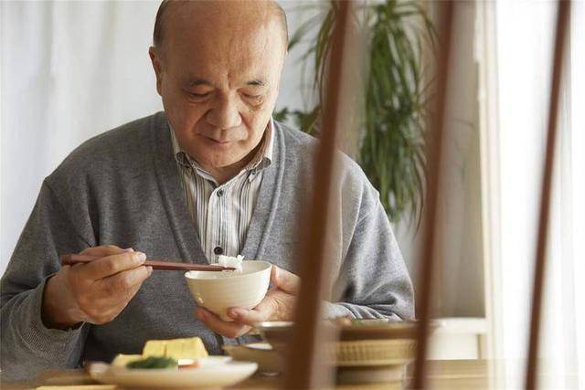 降血糖药背后：糖尿病患者不可不知的饮食风险 长期吃降糖药，这些饮食“陷阱”你避开了吗？