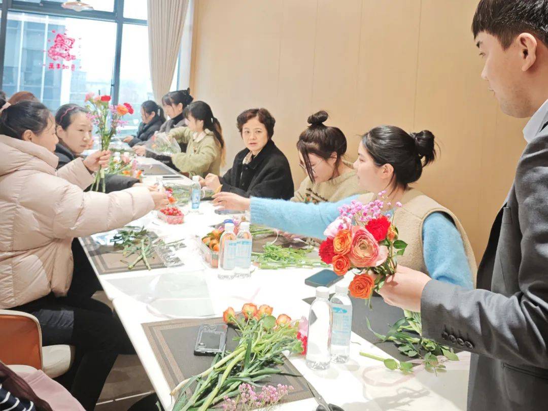 "花"样宠爱,致敬最美的"她"! 我市物业企业开展"三八"妇女节系列活动