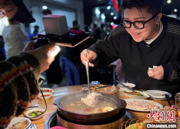 OB电竞网址台湾短视频博主：美食架桥连两岸(图1)