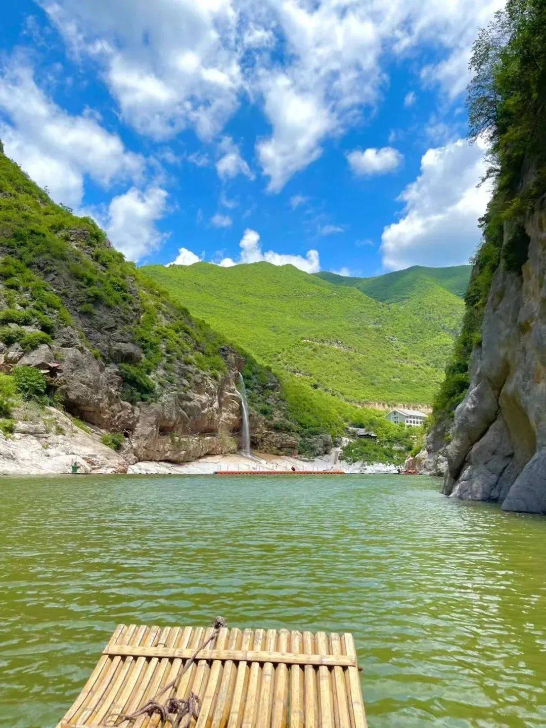 深潭犹如一块巨大的翡翠,镶嵌在峡谷之中,潭水幽深碧绿,在阳光的照耀