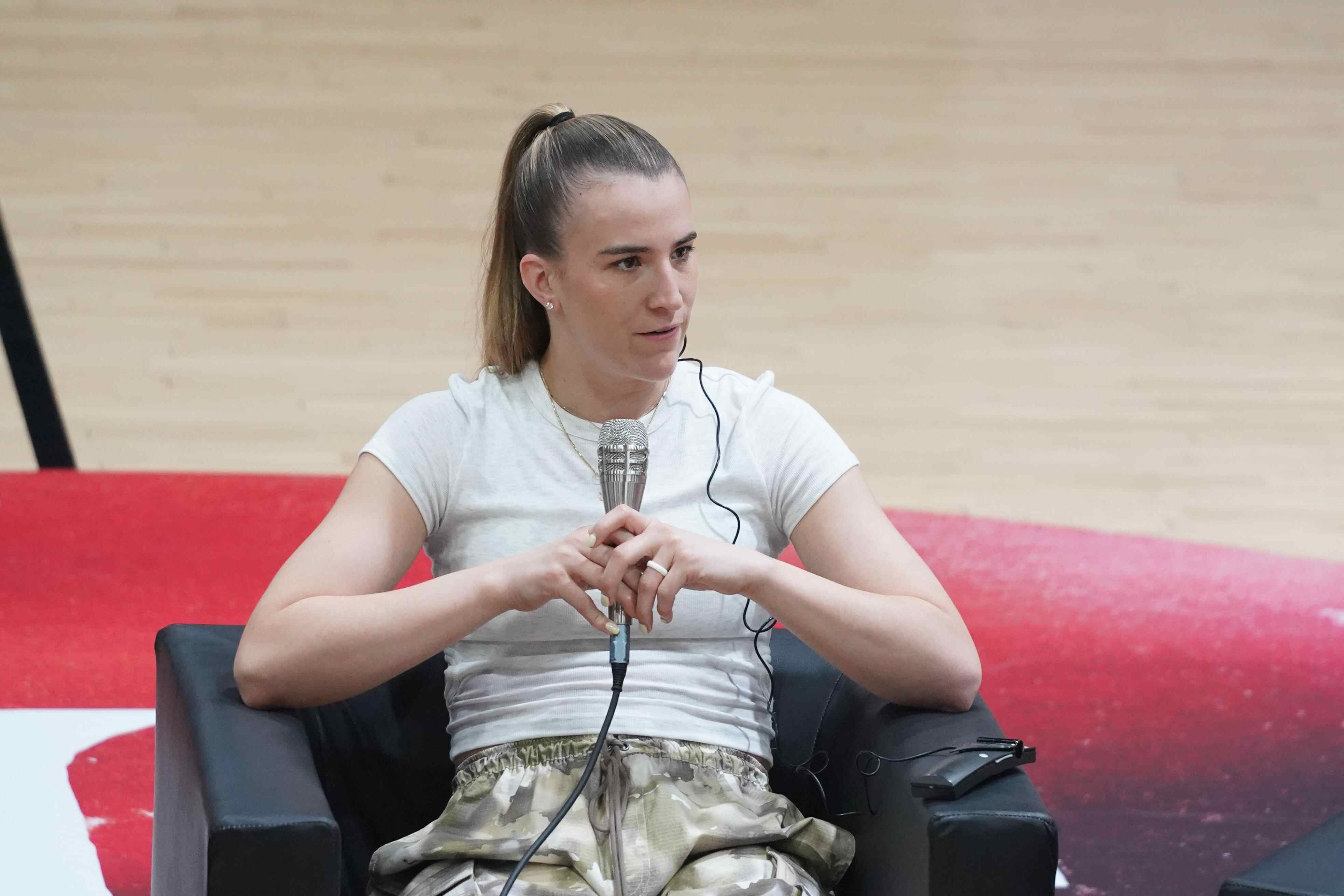 WNBA球星约内斯库抵达广州，携手杨力维分享女性运动故事