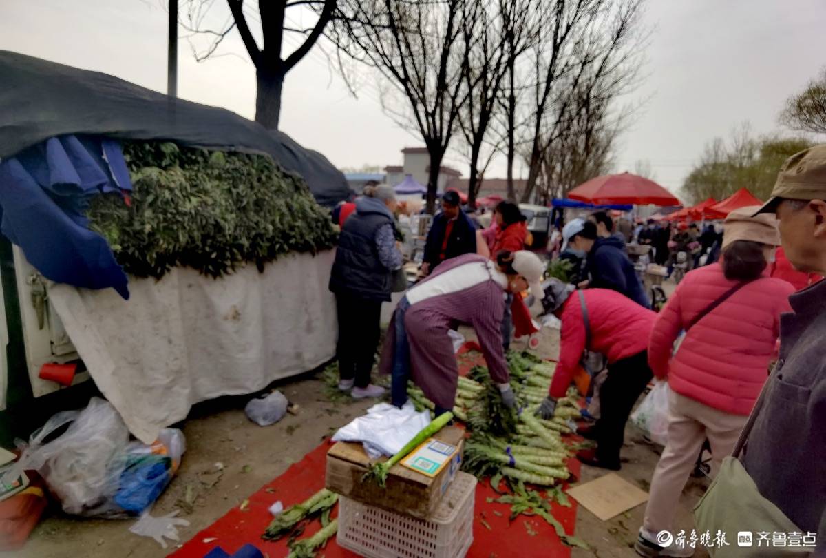 人头攒动的滩头大集