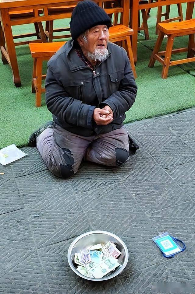 要饭大爷月入一万五,称十几万存款算少,唯一遗憾是技术没人传承