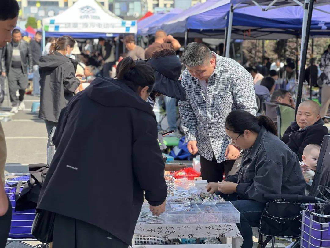 东海水晶大集：跨境电商助力下的国际盛会，走进东海水晶大集，领略水晶世界的无限风采