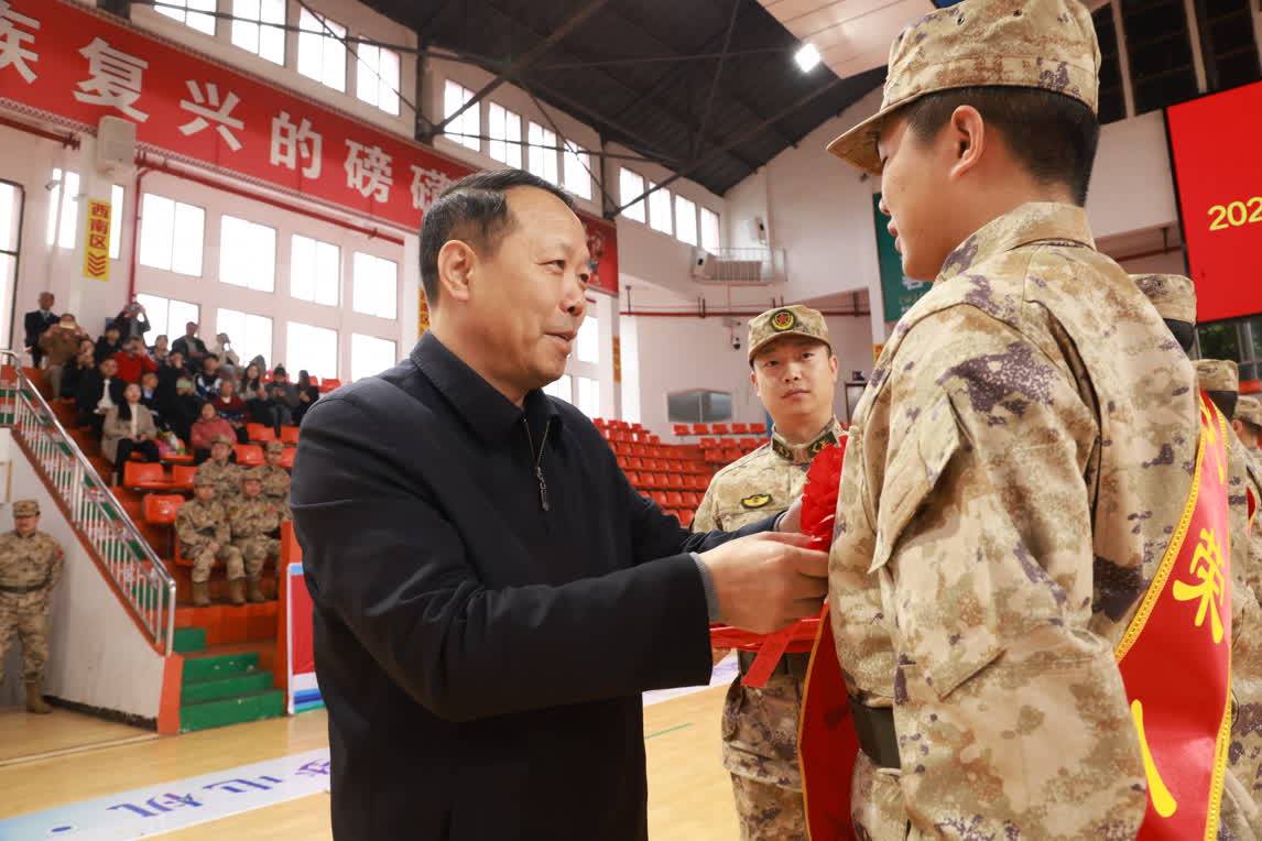随后,段贵建等与会领导同志分别为应征入伍的新兵佩戴大红花