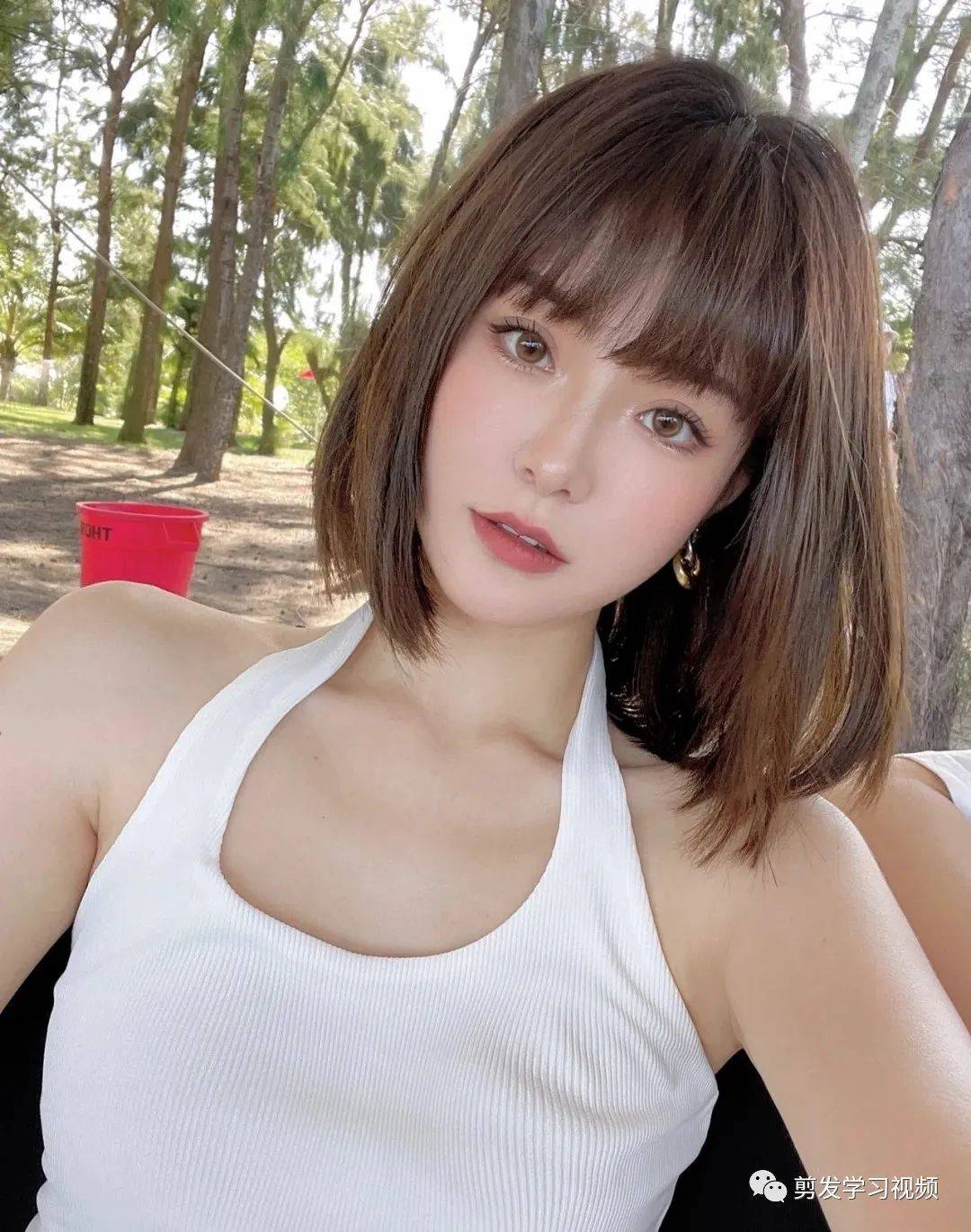 中短发内扣减龄修颜很适合这个季节