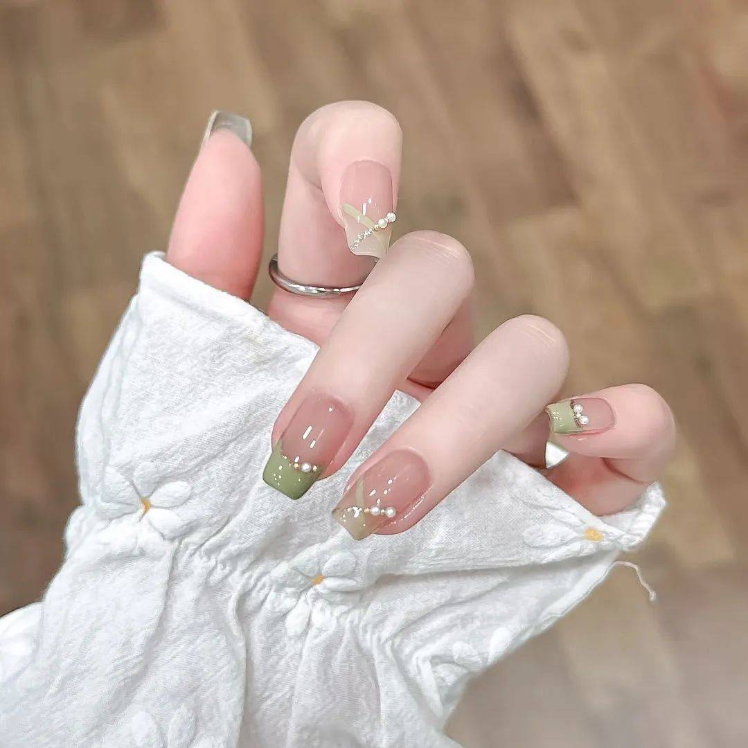 如果你也想开一家单店一天光美团就能有70个客户的美甲帮连锁,可以