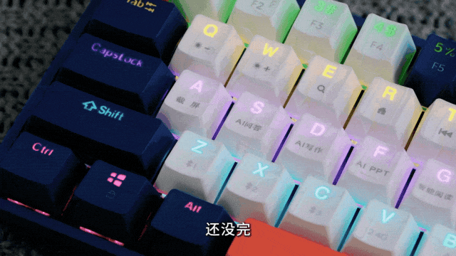 DeepSeek加持！比开挂还狠国产DpSk人工智能键盘已经可以帮你上班了！