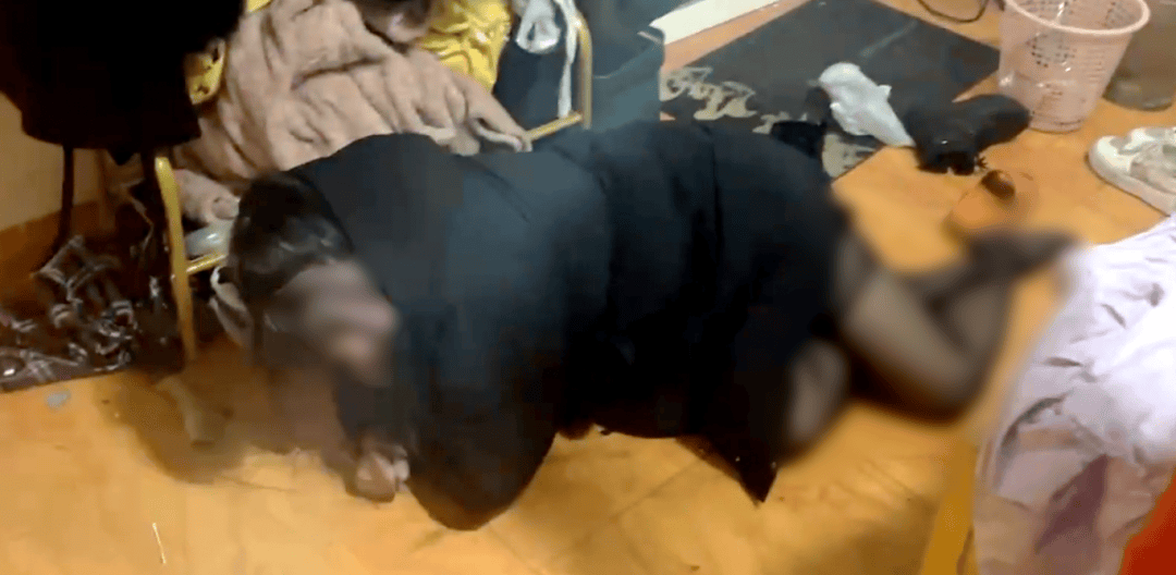 者屋内有大量烟雾指挥员立即安排队员进入室内根据现场情况情况紧急