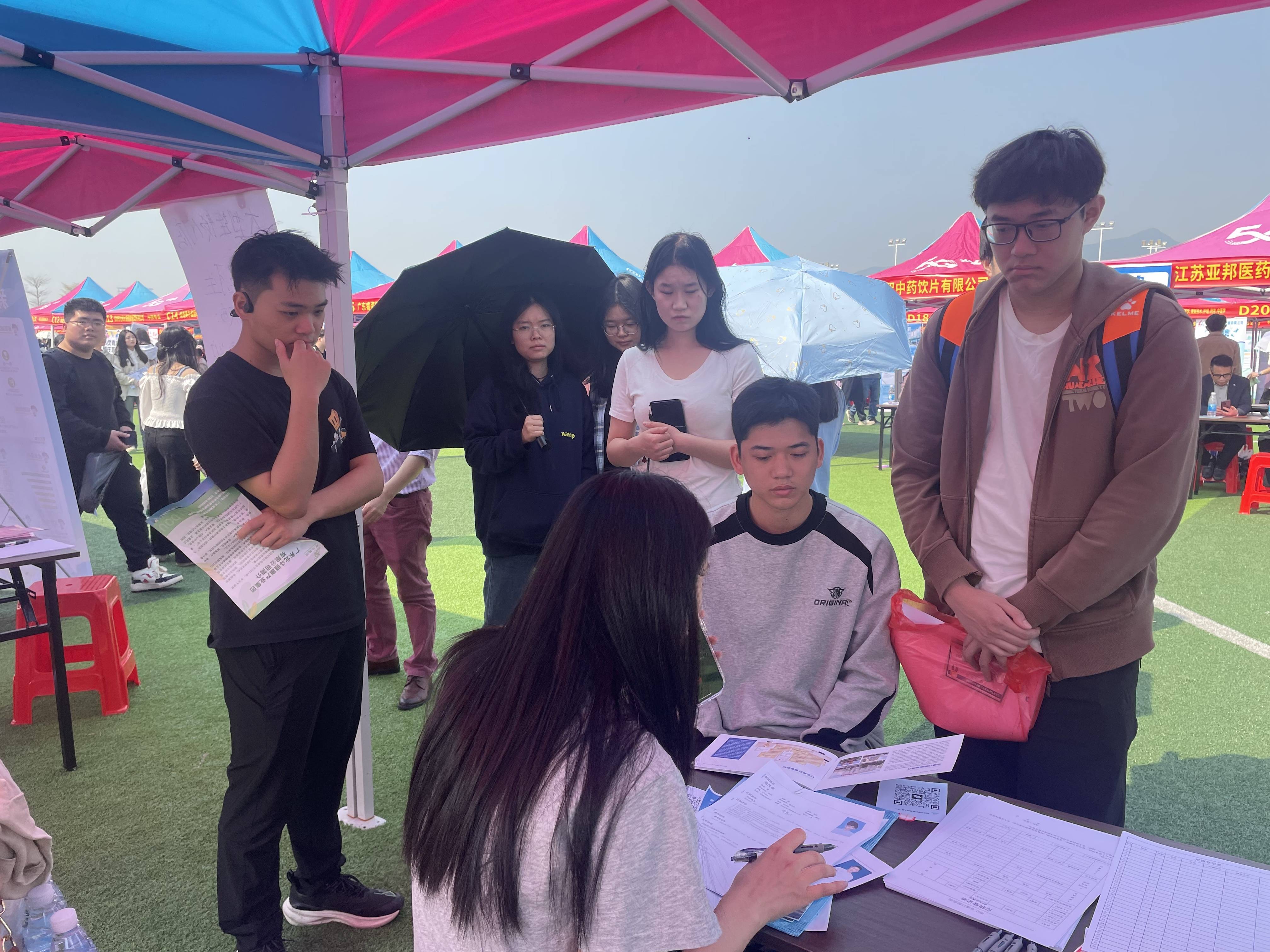 聚焦肇庆医学院招聘会：海量岗位，缓解毕业求职焦虑，肇庆医学院招聘会：千岗汇聚，开启毕业生就业新程