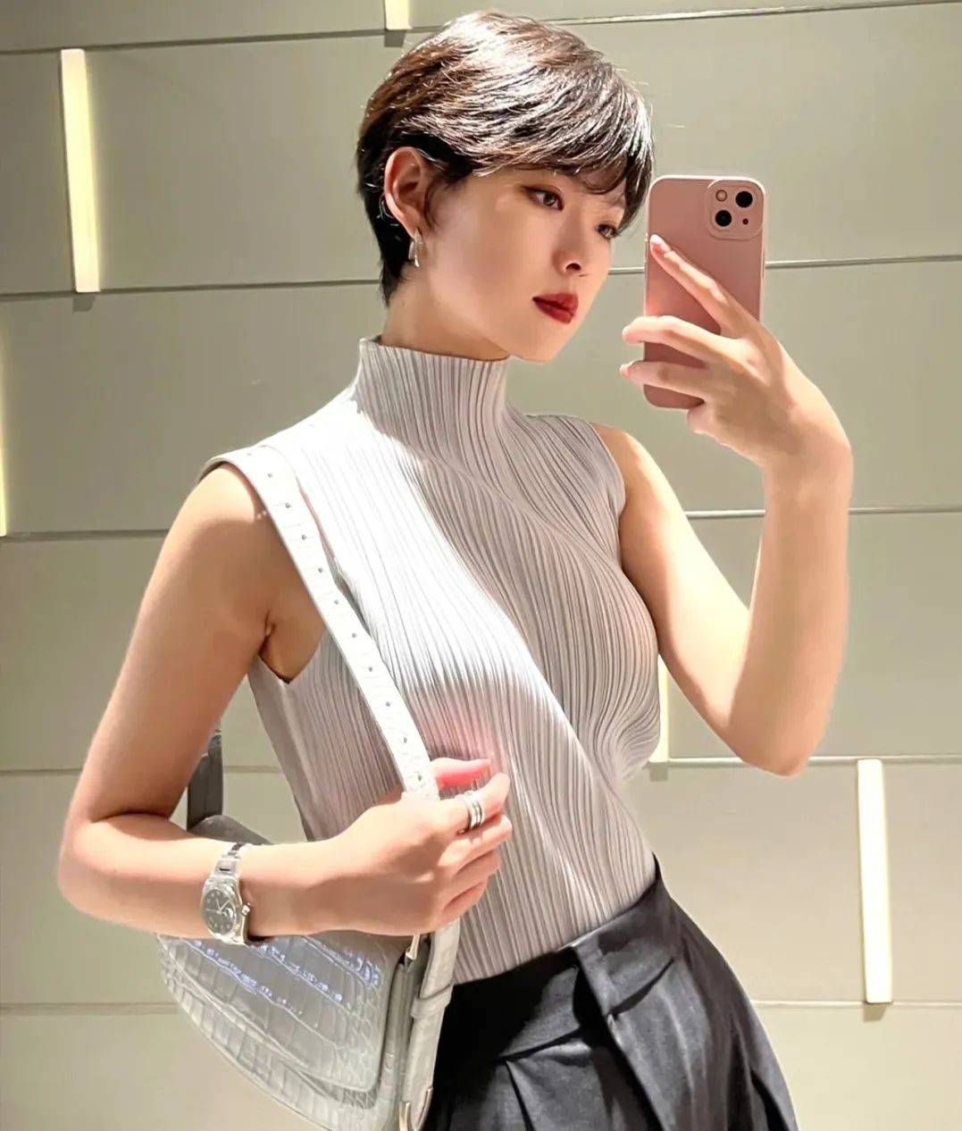 "超短发小姐姐"