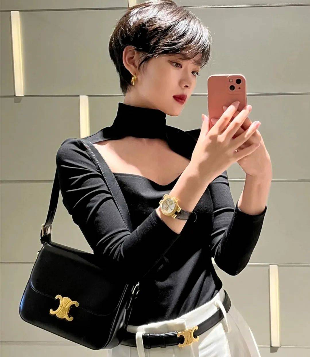 超短发小姐姐