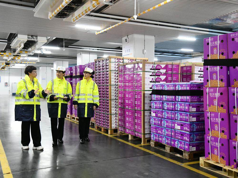 朵亚贝商贸小店逆袭走红特色商品引顾客蜂拥而至