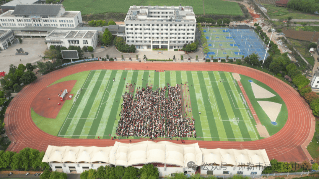 梦想为2025届高三学子举行成人礼仪式近日,弥勒市第四中学执冠笄之礼