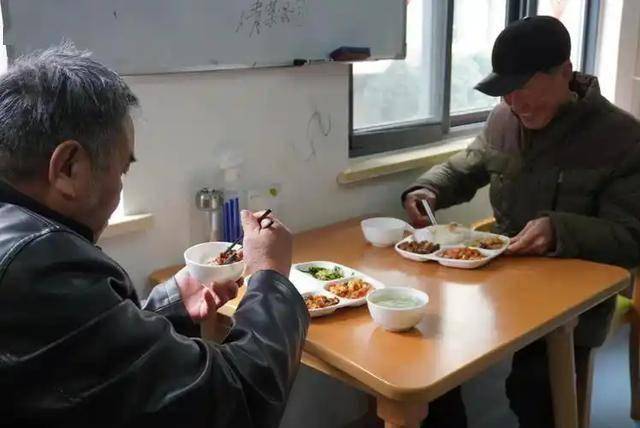 痛风患者的饮食攻略：告别误区，健康饮食！，别让痛风要了命，从改变饮食开始！