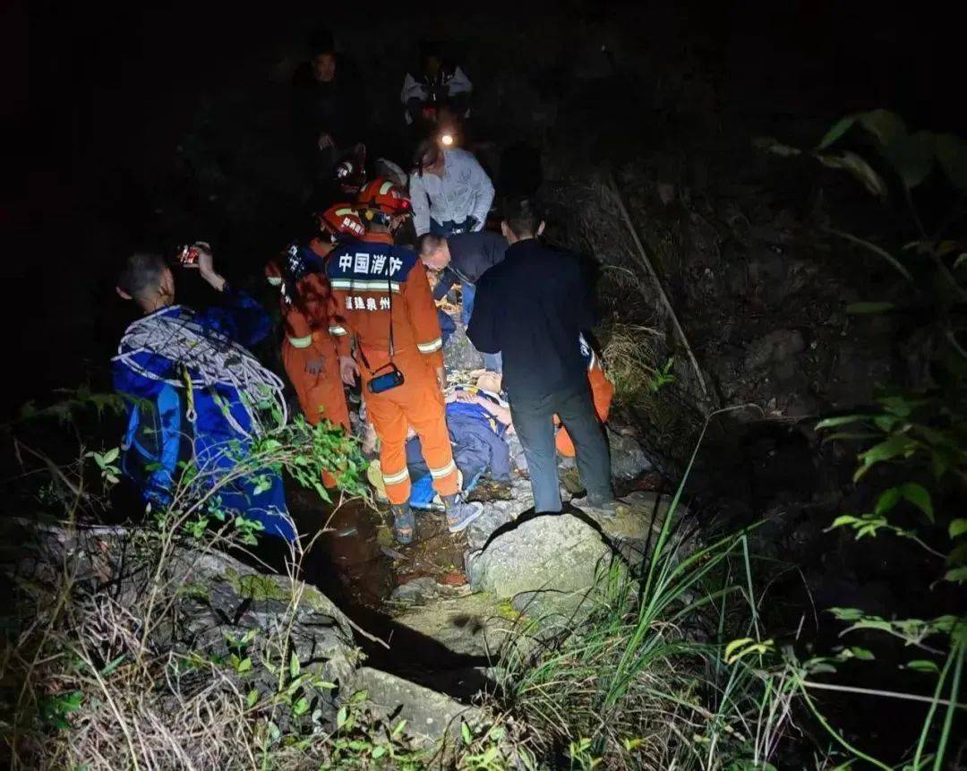 事发南安没有退路的160分钟8米悬崖下的生死营救