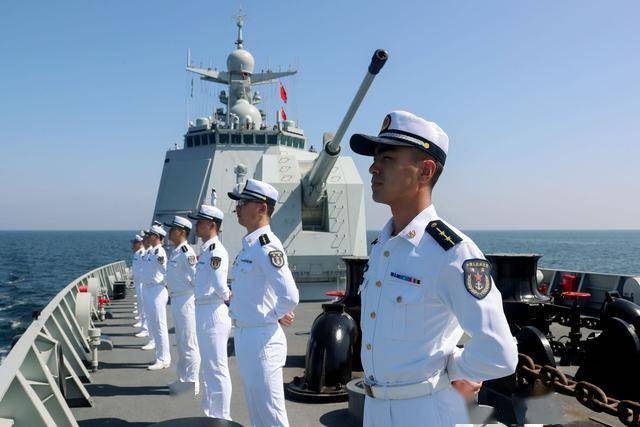 探秘航母官兵的“舌尖盛宴”：为何吃得如此之好？，航母官兵饮食大揭秘：高待遇背后的原因