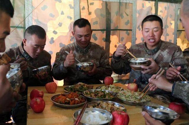 探秘航母官兵的“舌尖盛宴”：为何吃得如此之好？，航母官兵饮食大揭秘：高待遇背后的原因