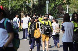 高中双休变“补休”?学生放学直奔补习班,家长大呼钱包伤不起_孩子_基础教育_收费