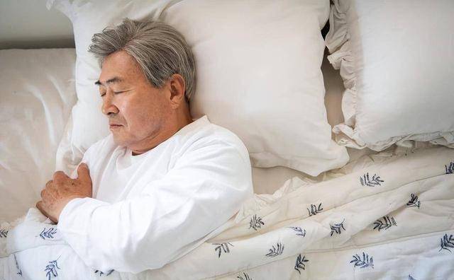 老年人泡脚需谨慎，这些禁忌要牢记！，养生新认知：老年人泡脚竟有这么多风险！