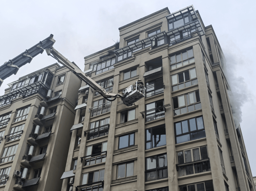 新昌一高层居民楼突发火灾,2人被困阳台