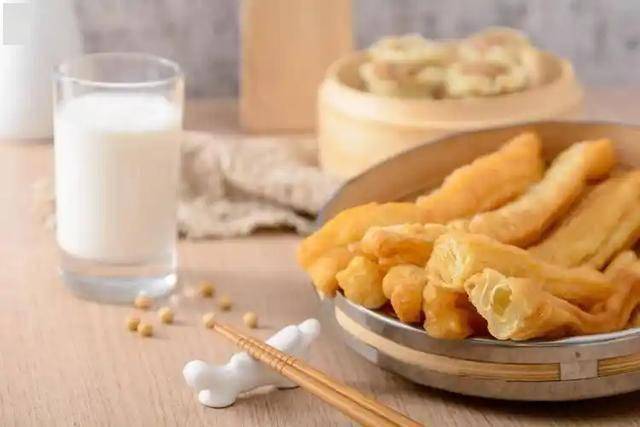 65岁后早餐避开这些食物，健康无忧！，为老人健康护航，早餐别碰这些食物！