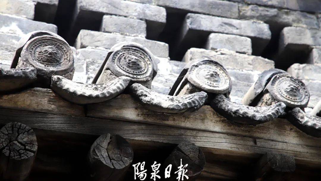 瓦檐翘、门吱呀,一开一合间仿佛讲述了一个家族的历史,又或者诉说了一