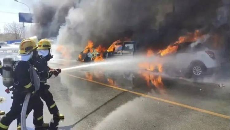 多地现祭扫危险行为:上海一女子烧纸钱,把邻居保时捷烧了 多地现祭扫危险行为:上海一女子烧纸钱,把邻居保时捷烧了