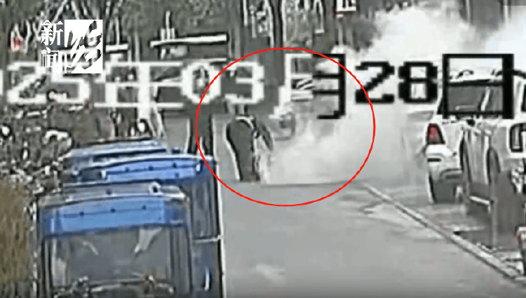 多地现祭扫危险行为:上海一女子烧纸钱,把邻居保时捷烧了 多地现祭扫危险行为:上海一女子烧纸钱,把邻居保时捷烧了