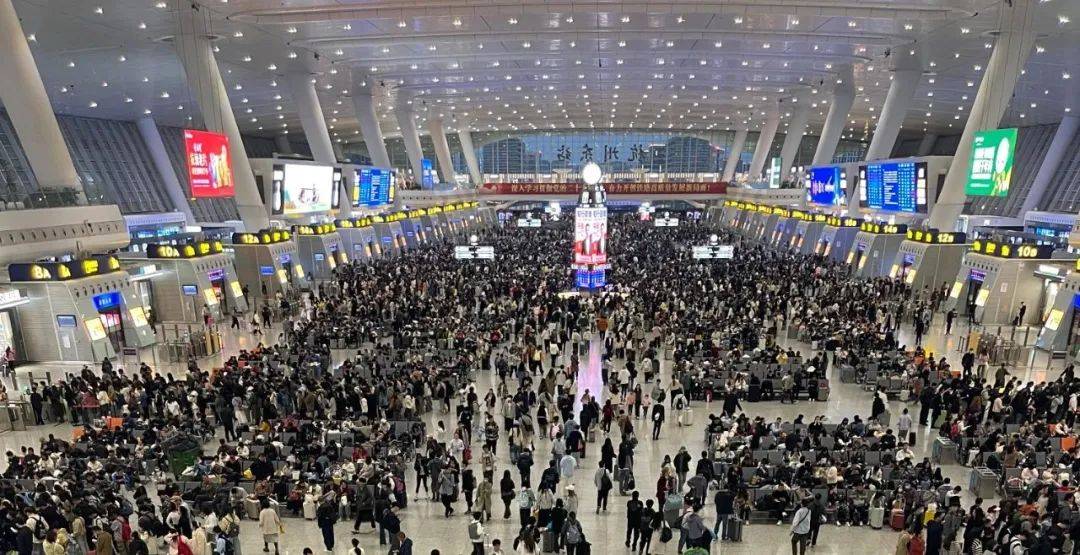 这是刚刚的杭州东站！出城大军出动，近40趟车次晚点！紧急回应