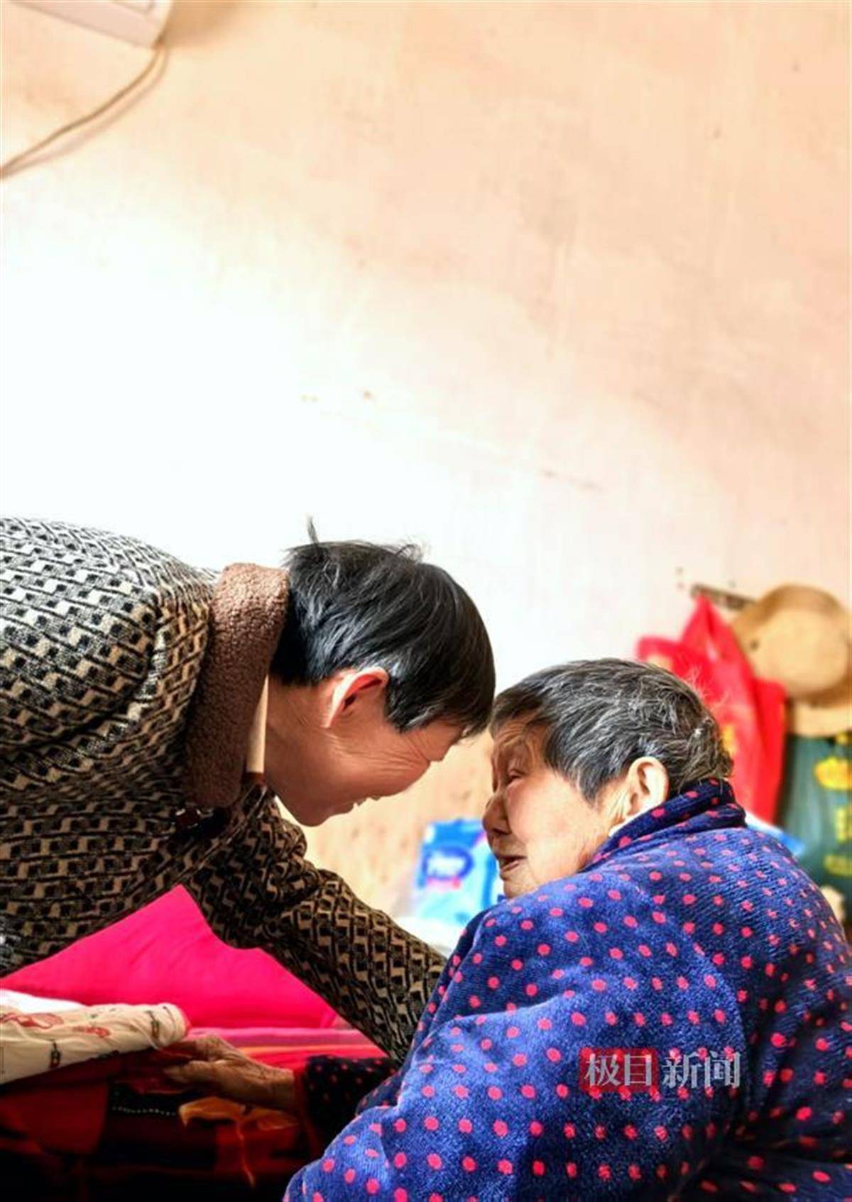 十二年如一日,江夏好儿媳悉心照顾瘫痪在床的婆婆