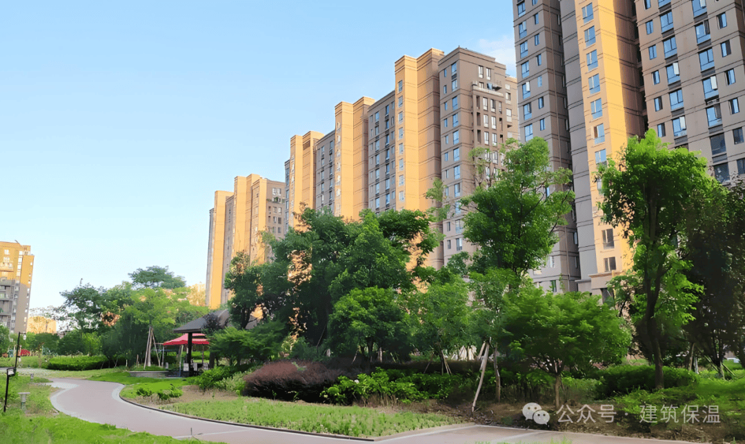 摘要：2025年5月1日起正式实施的《住宅项目规范》是住建部发布的最新国家标准，旨在从多个方面对住宅建设提出更高要求，以提升居住品质，推动住宅行业高质量发展。本文将从规范的主要内容、技术细节以及对行业的深远影响等方面进行详细解读。