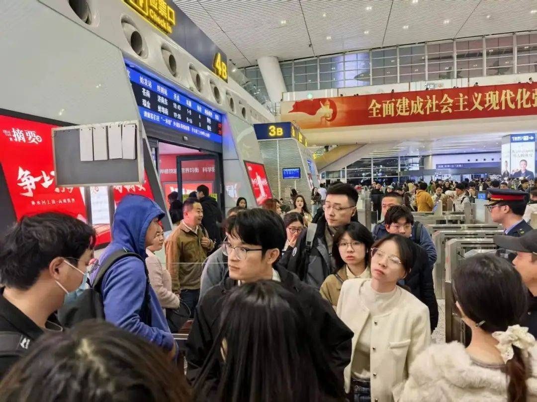 这是刚刚的杭州东站！出城大军出动，近40趟车次晚点！紧急回应