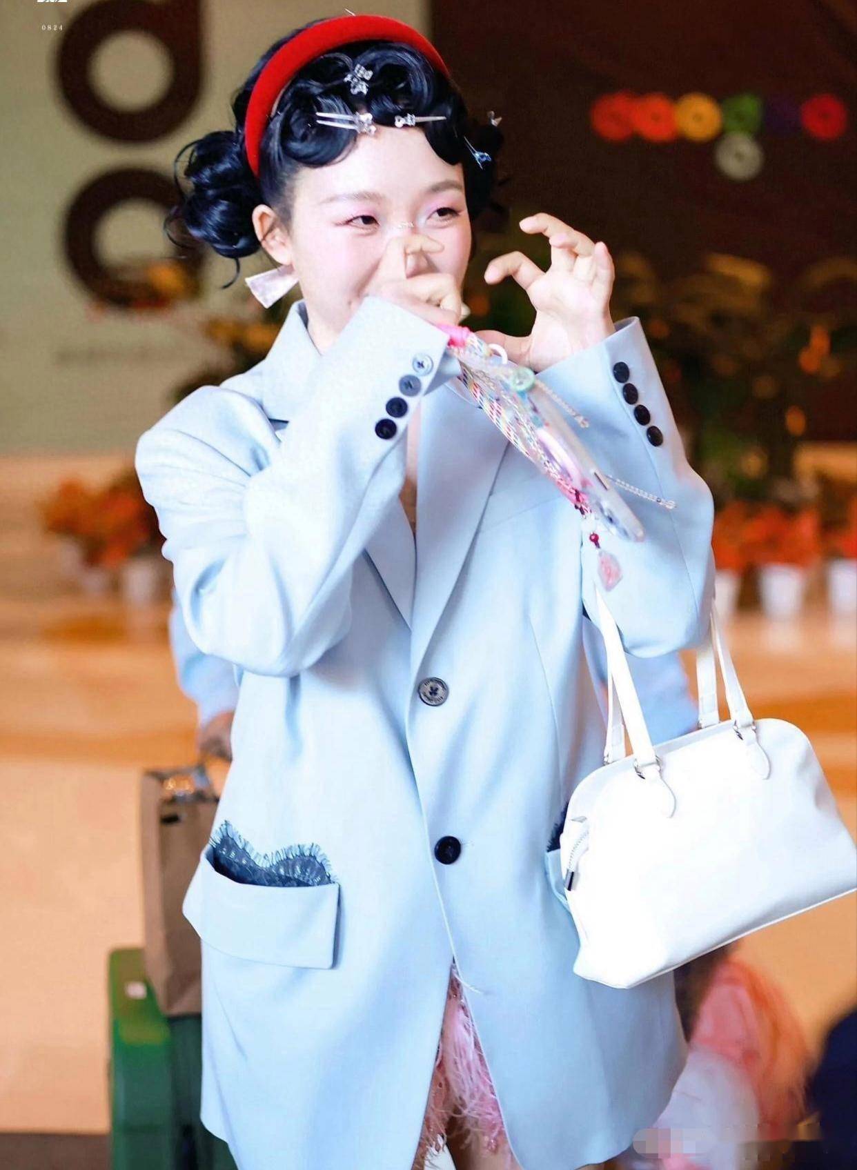 瘦身成功的辣目洋子,变单眼皮女神,多巴胺穿搭自信又有辨识度
