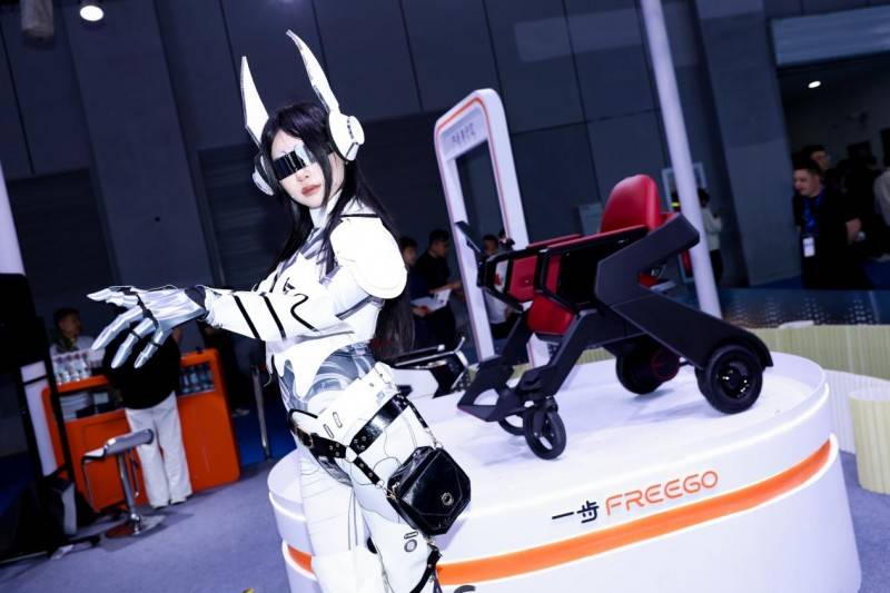 破界而生 一步FreeGo首款量产AI出行机器人引爆2025CMEF