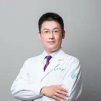 为什么婴儿总是看着光？眼睛会受伤吗？