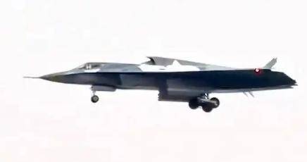 歼-36低空“横穿马路” 美媒激动了 看到了双座和涂层